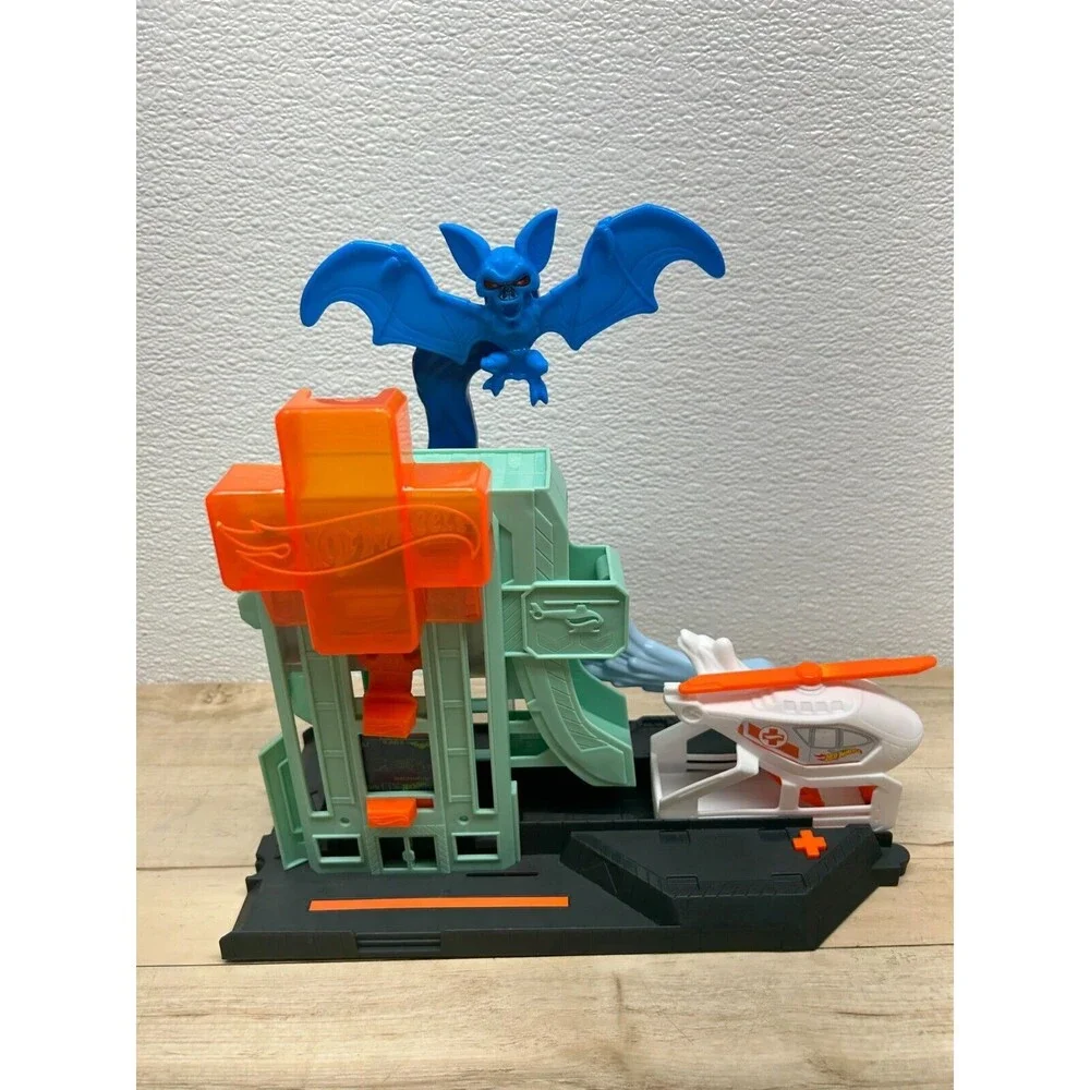 2019 Mattel Hot Wheels Bat Blitz Hospital Atack W/ Helicopter Play Set Only